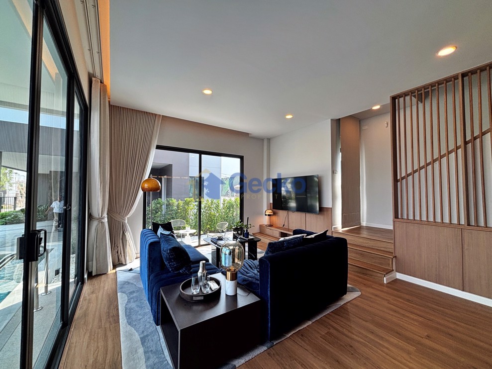 4 Bedrooms House in PYCHE Pattaya – Motorway  East Pattaya H012903 (Photo 3)