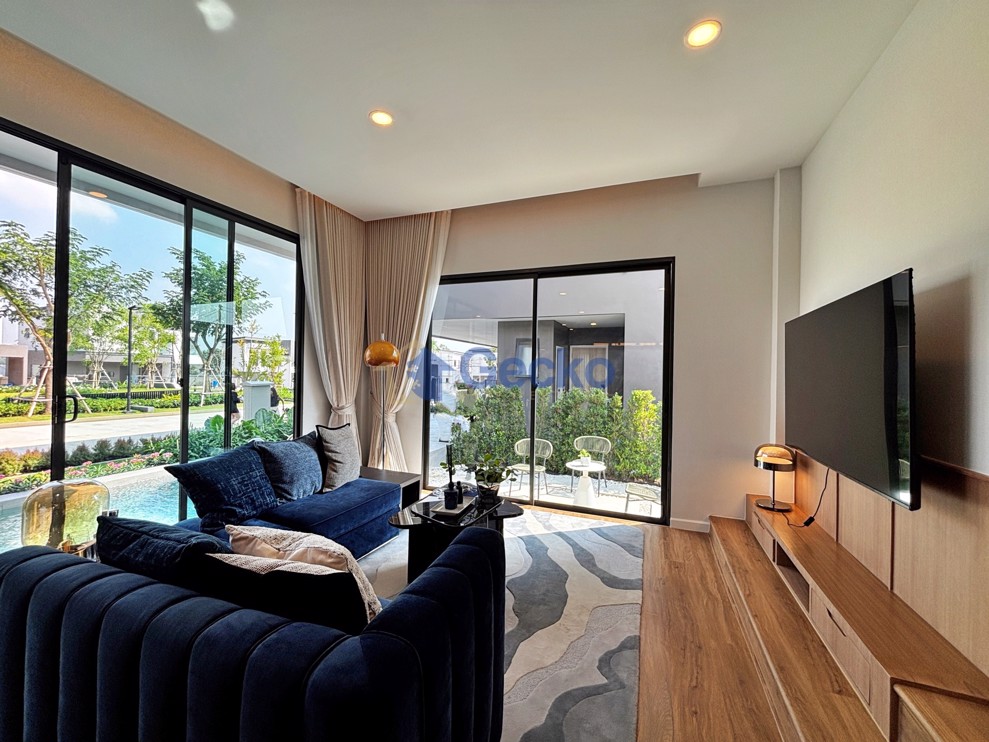 4 Bedrooms House in PYCHE Pattaya – Motorway  East Pattaya H012903 (Photo 2)