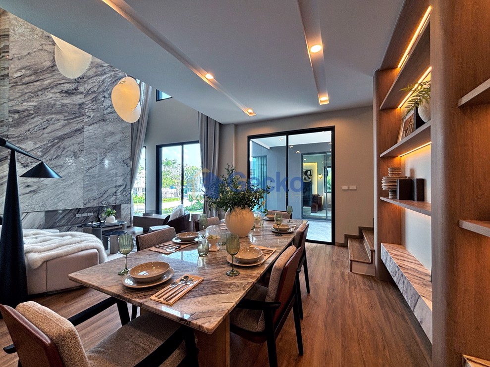 4 Bedrooms House in PYCHE Pattaya – Motorway  East Pattaya H012904 (Photo 3)