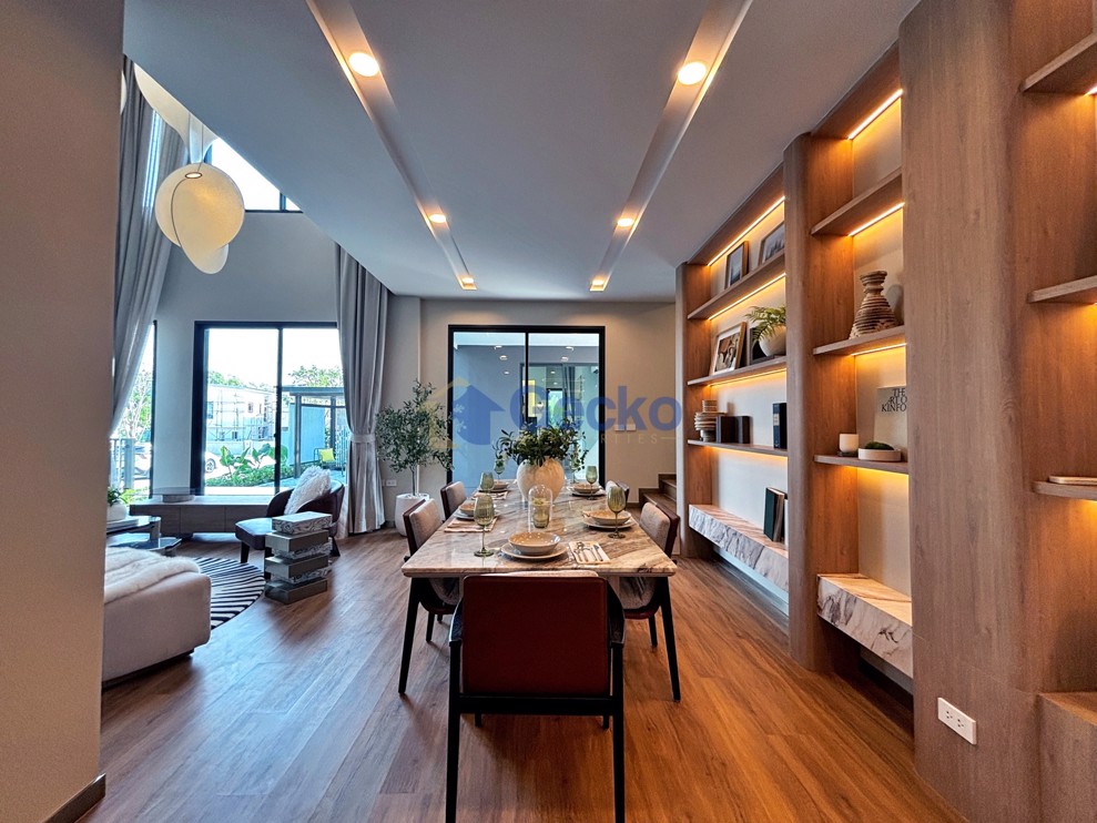 4 Bedrooms House in PYCHE Pattaya – Motorway  East Pattaya H012904 (Photo 4)