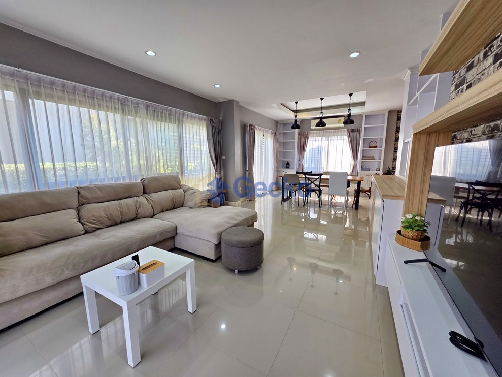 3 Bedrooms House in Patta Village  East Pattaya H013075 (Photo 4)