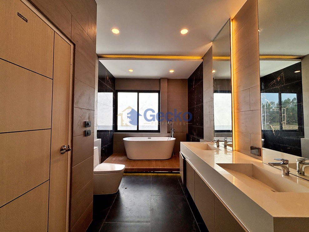 4 Bedrooms House in Horseshoe Point, The Village  East Pattaya H013096 (Photo 2)