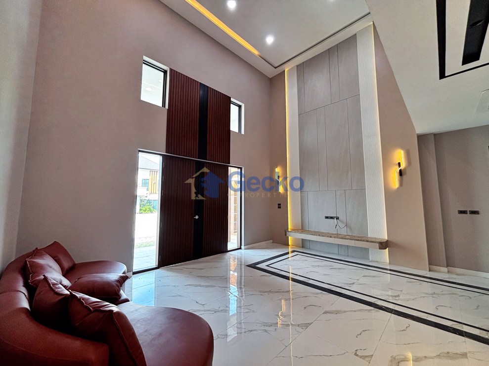 4 Bedrooms House in Horseshoe Point, The Village  East Pattaya H013096 (Photo 1)