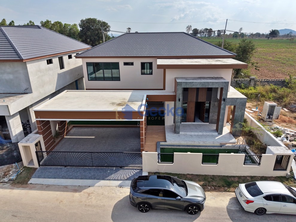 4 Bedrooms House in Horseshoe Point, The Village  East Pattaya H013096 (Cover Photo)