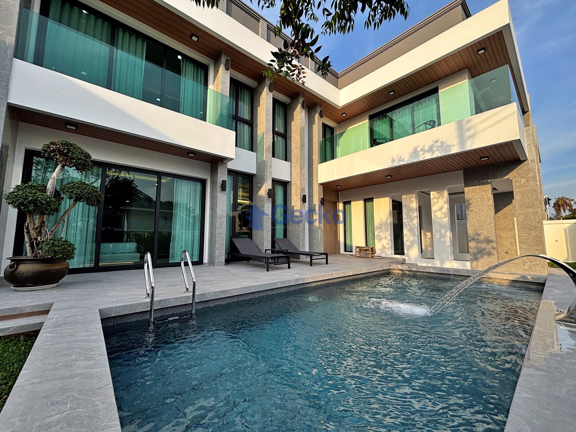 5 Bedrooms House in Impress House  East Pattaya H013104