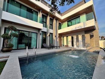 5 Bedrooms House in Impress House  East Pattaya H013104