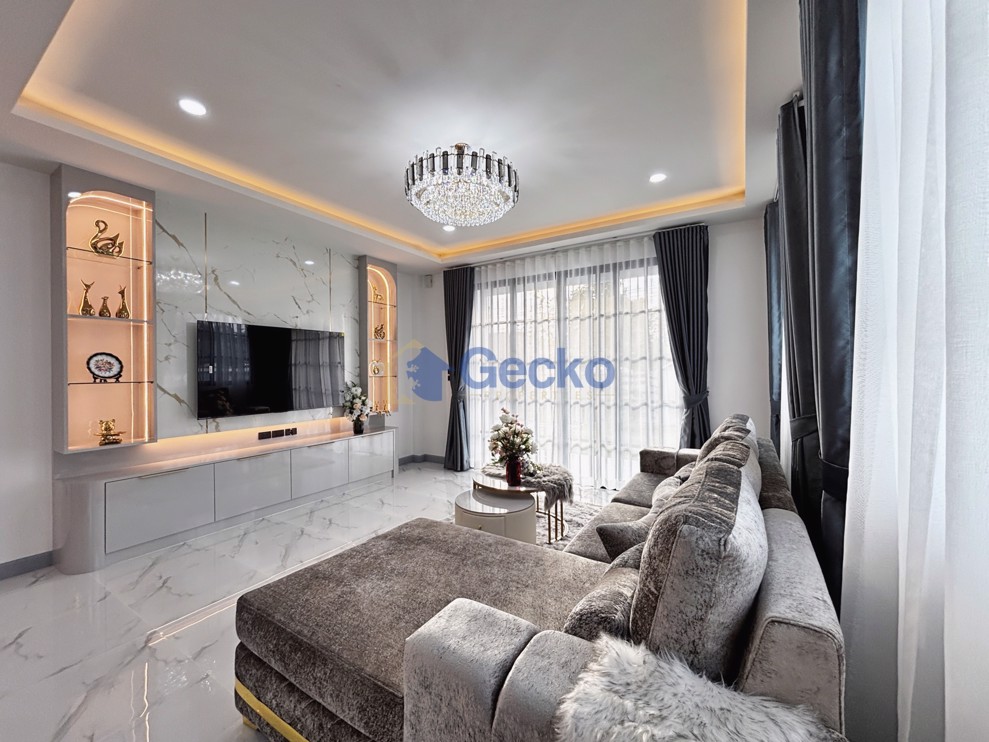 4 Bedrooms House  East Pattaya H013141 (Photo 3)