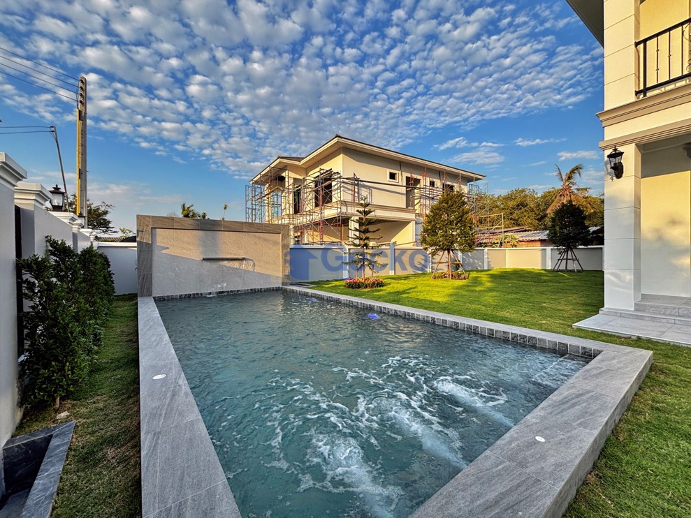 4 Bedrooms House  East Pattaya H013141 (Photo 1)