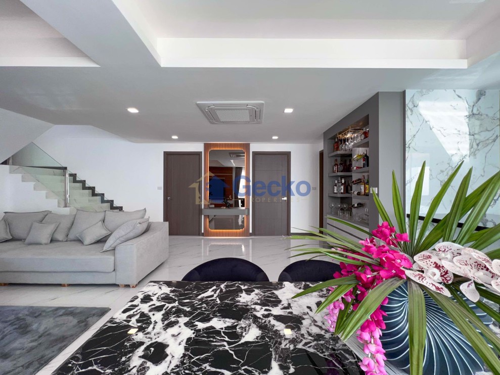 6 Bedrooms House in Eakmongkol 2-1  East Pattaya H013169 (Photo 3)