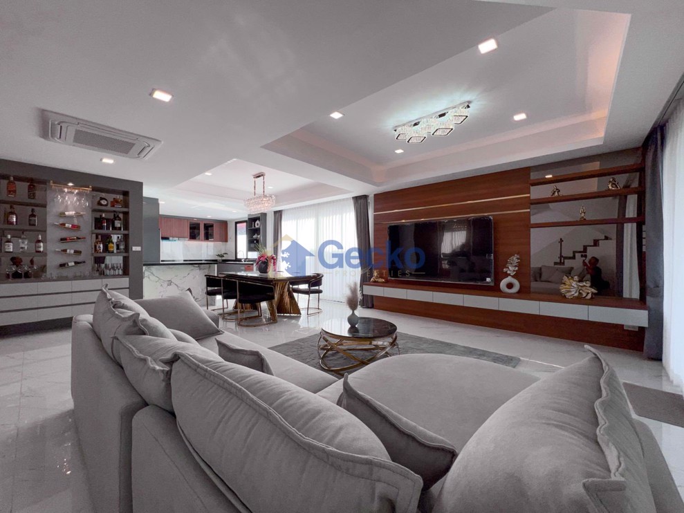 6 Bedrooms House in Eakmongkol 2-1  East Pattaya H013169 (Photo 2)
