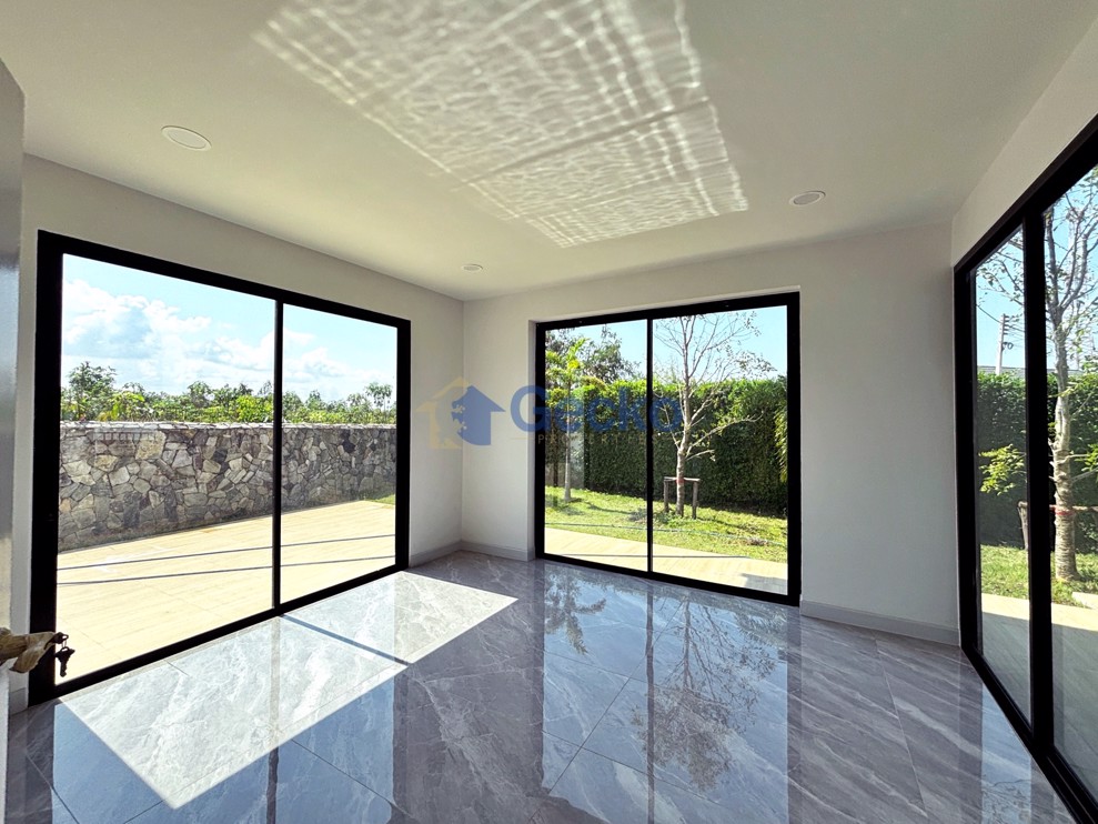 4 Bedrooms House in Paradise Villa 3  East Pattaya H013171 (Photo 4)