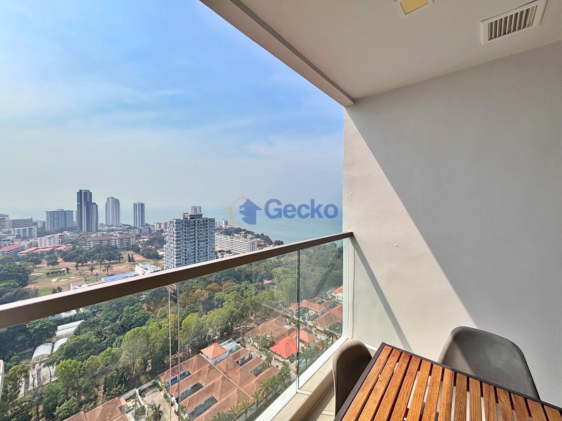 1 Bedroom Condo in The Peak Towers Pratumnak C013184