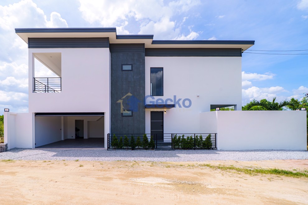 4 Bedrooms House  East Pattaya H013212 (Photo 1)