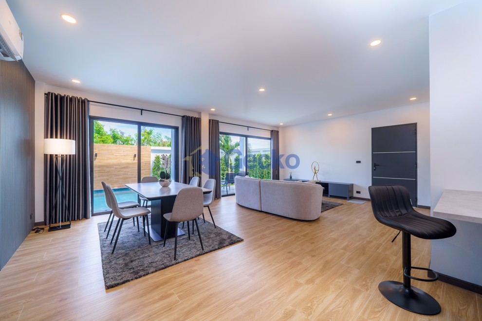 4 Bedrooms House  East Pattaya H013212 (Photo 3)