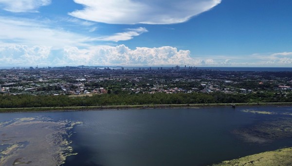 Why do so many expats choose to live at Mabprachan Lake?
