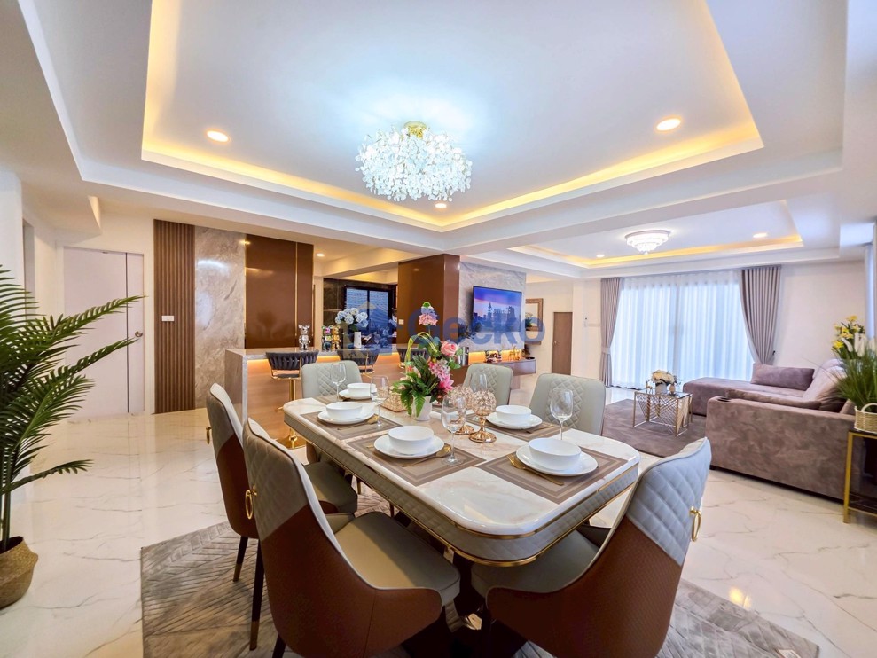 5 Bedrooms House  South Pattaya H013271 (Photo 3)