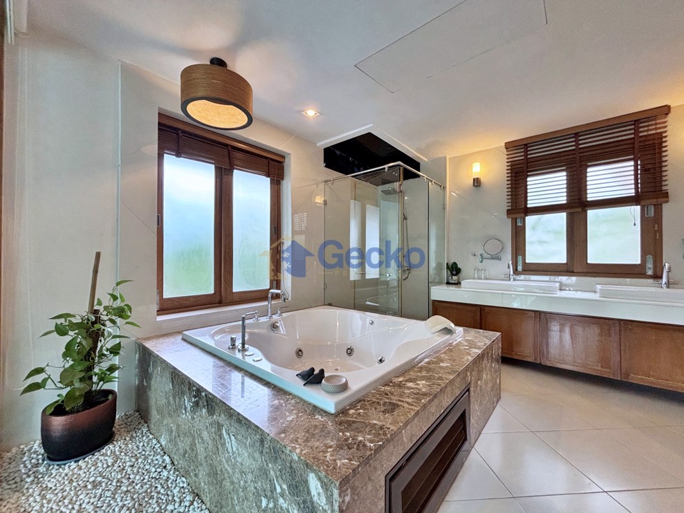 5 Bedrooms House  Wongamat H012671 (Photo 4)