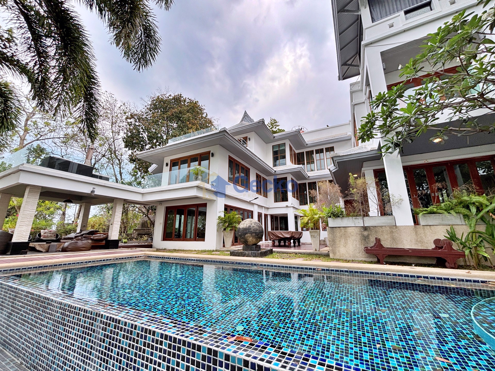 5 Bedrooms House  Wongamat H012671