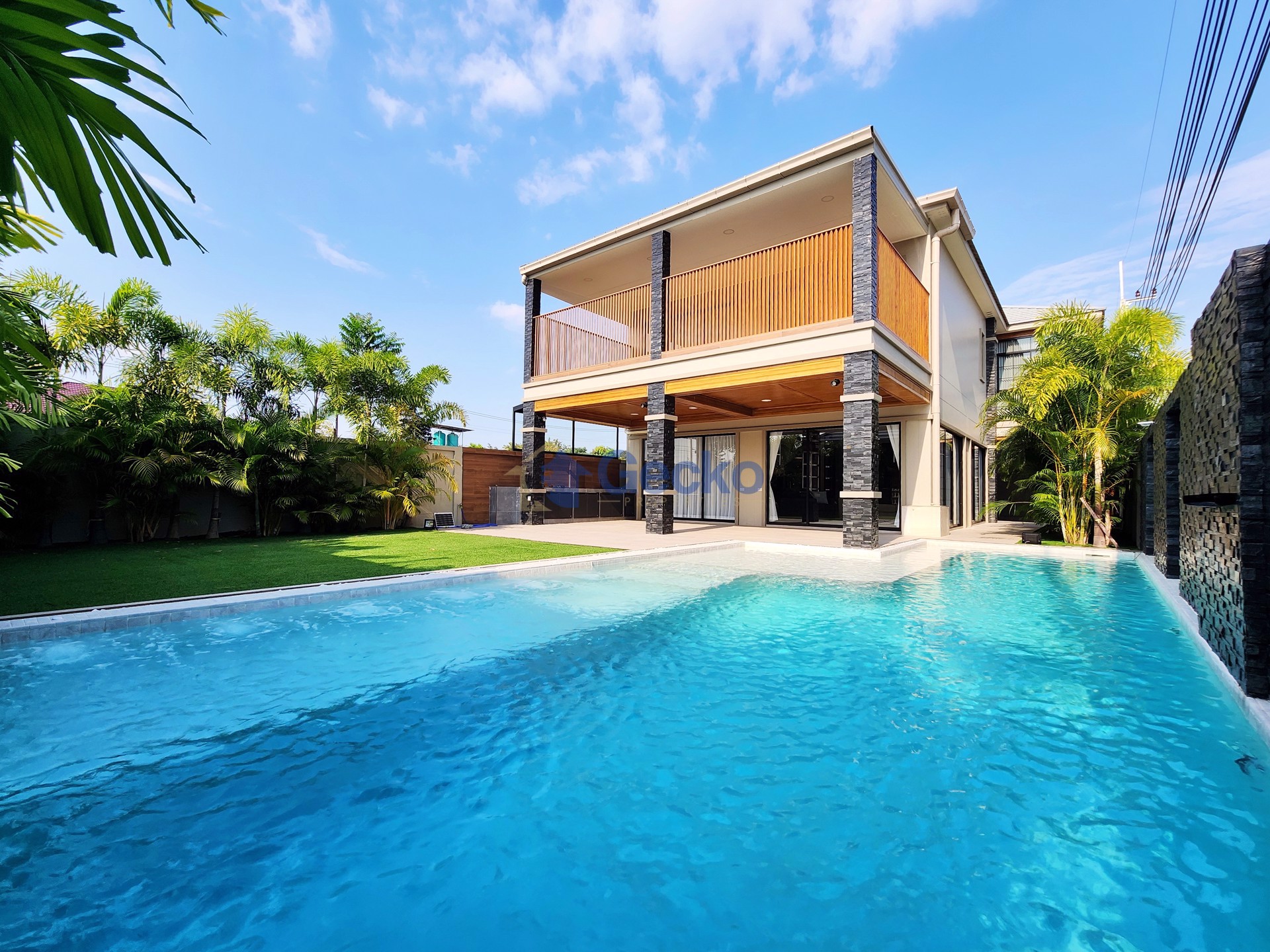 4 Bedrooms House in The Shades Villas  East Pattaya H013279