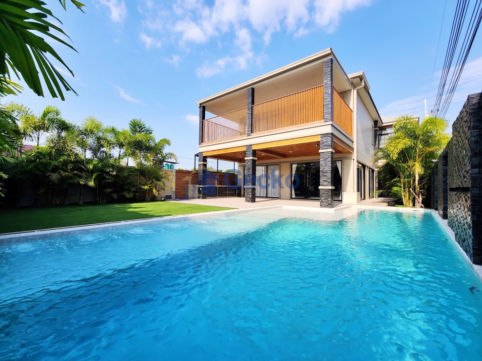 4 Bedrooms House in The Shades Villas  East Pattaya H013279 (Cover Photo)