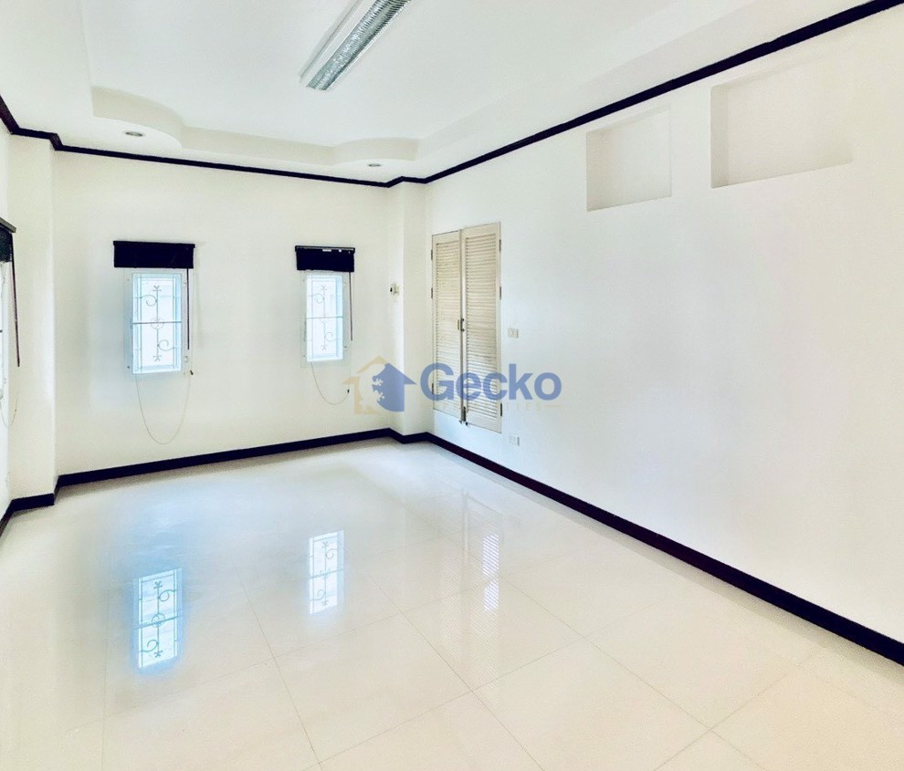 4 Bedrooms House in Baan Suan Lalana  Jomtien H013280 (Photo 3)