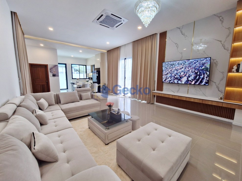 4 Bedrooms House  East Pattaya H012790 (Photo 2)
