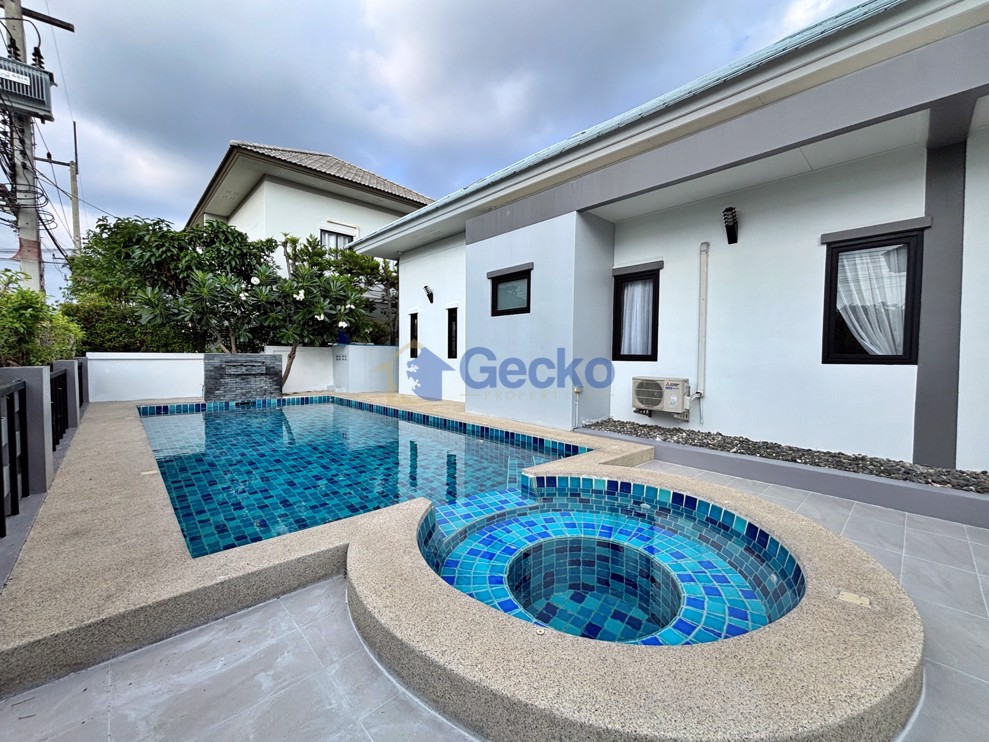 3 Bedrooms House in Patta Village  East Pattaya H013300 (Cover Photo)
