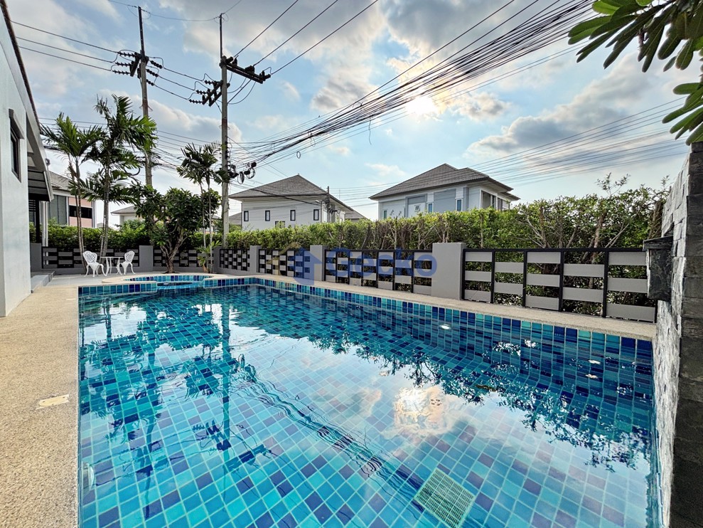 3 Bedrooms House in Patta Village  East Pattaya H013300 (Photo 1)