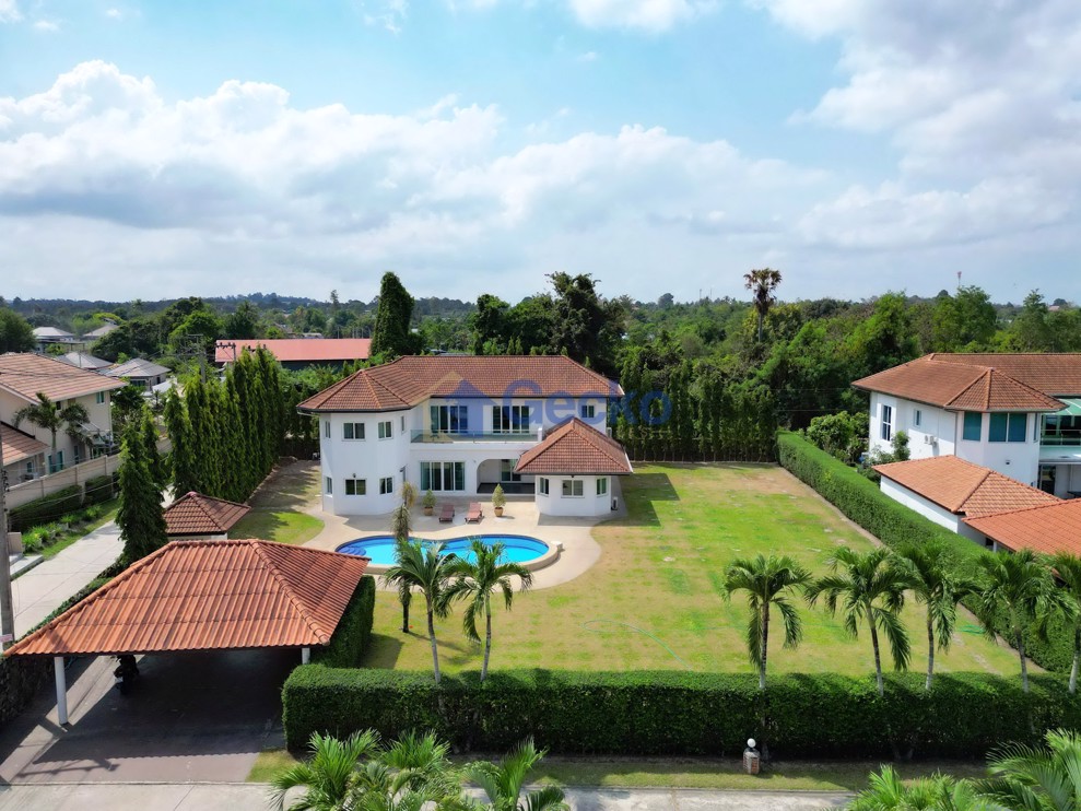 5 Bedrooms House in St James Park  East Pattaya H006136 (Cover Photo)