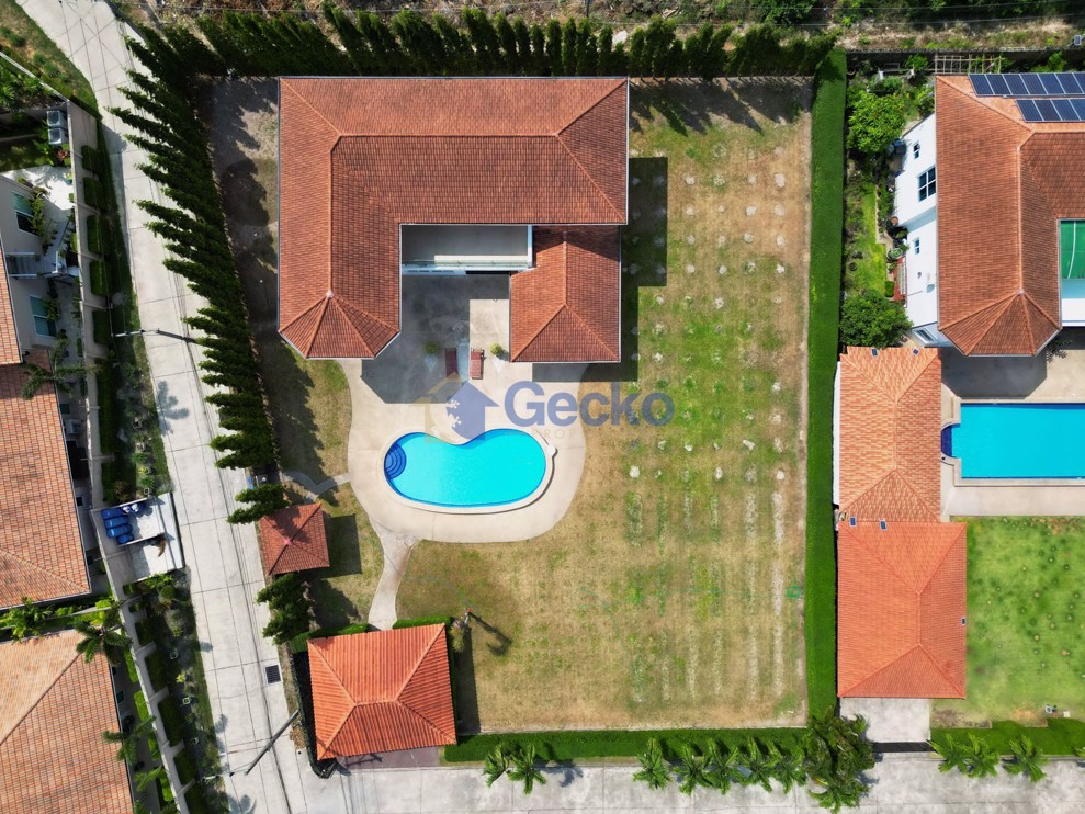 5 Bedrooms House in St James Park  East Pattaya H006136 (Photo 3)