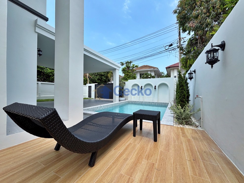 5 Bedrooms House in Baan Suan Lalana  Jomtien H012614 (Photo 1)