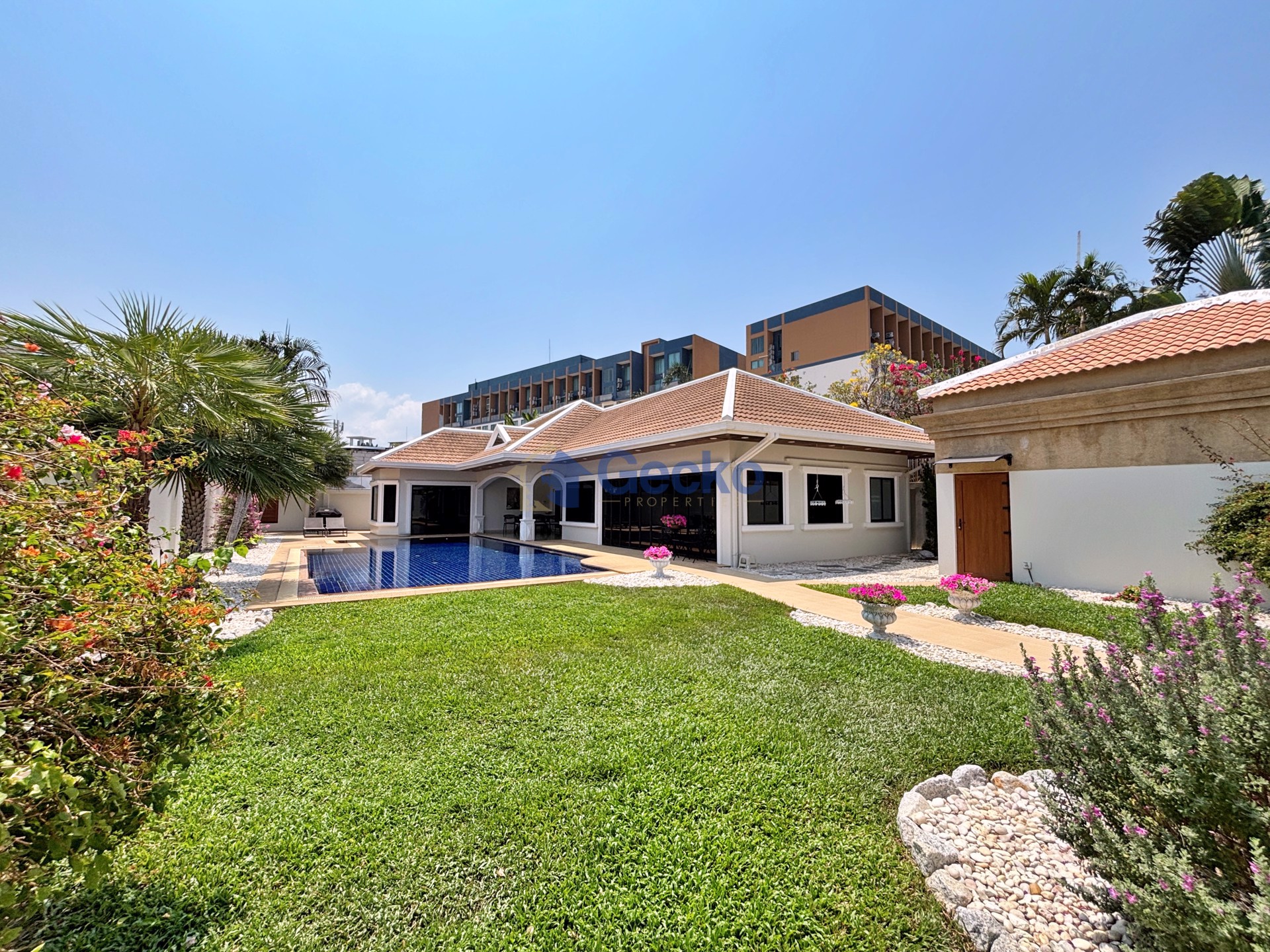 3 Bedrooms House in Jomtien Park Villas  Jomtien H013313