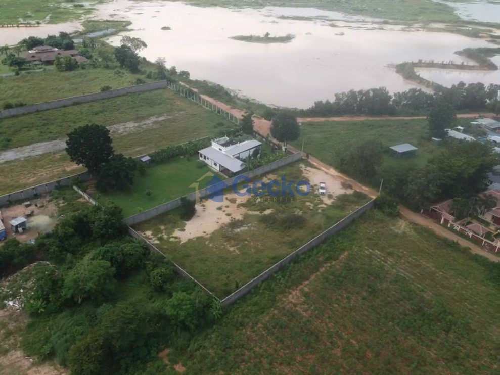 Land available in East Pattaya L013324 (Photo 3)