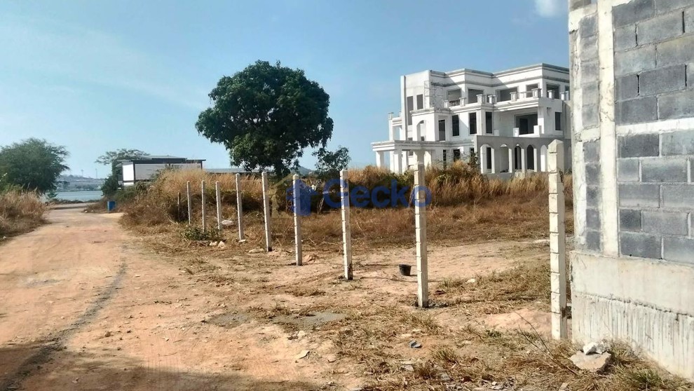 Land available in East Pattaya L013325 (Photo 1)