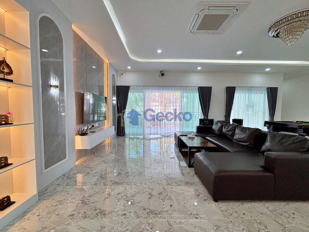 5 Bedrooms House  East Pattaya H013346 (Photo 3)