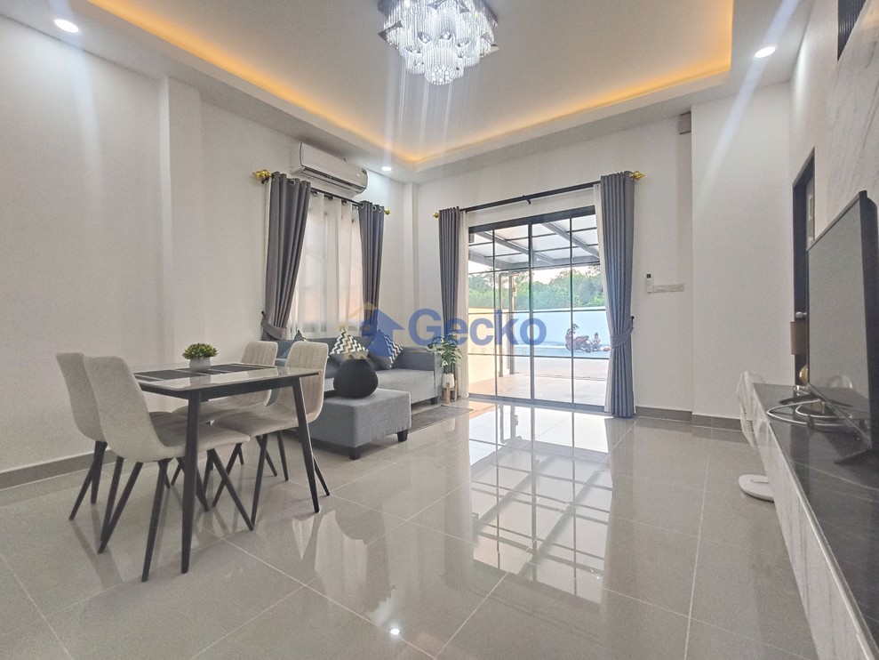 3 Bedrooms House in Rattanakorn 18  Pattaya H013359 (Photo 1)