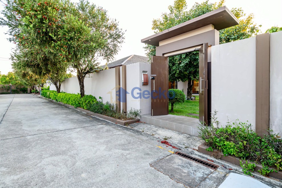 3 Bedrooms House in Baan Pattaya 5  Huay Yai H013393 (Photo 1)