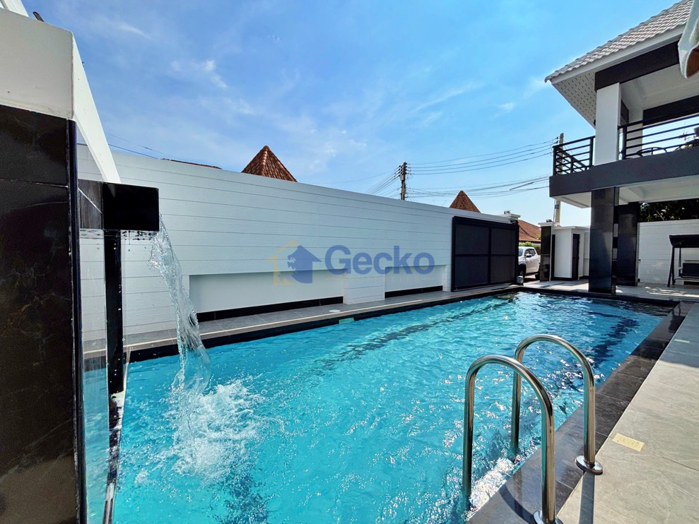 6 Bedrooms House in Pattaya Lagoon  South Pattaya H012667 (Photo 2)