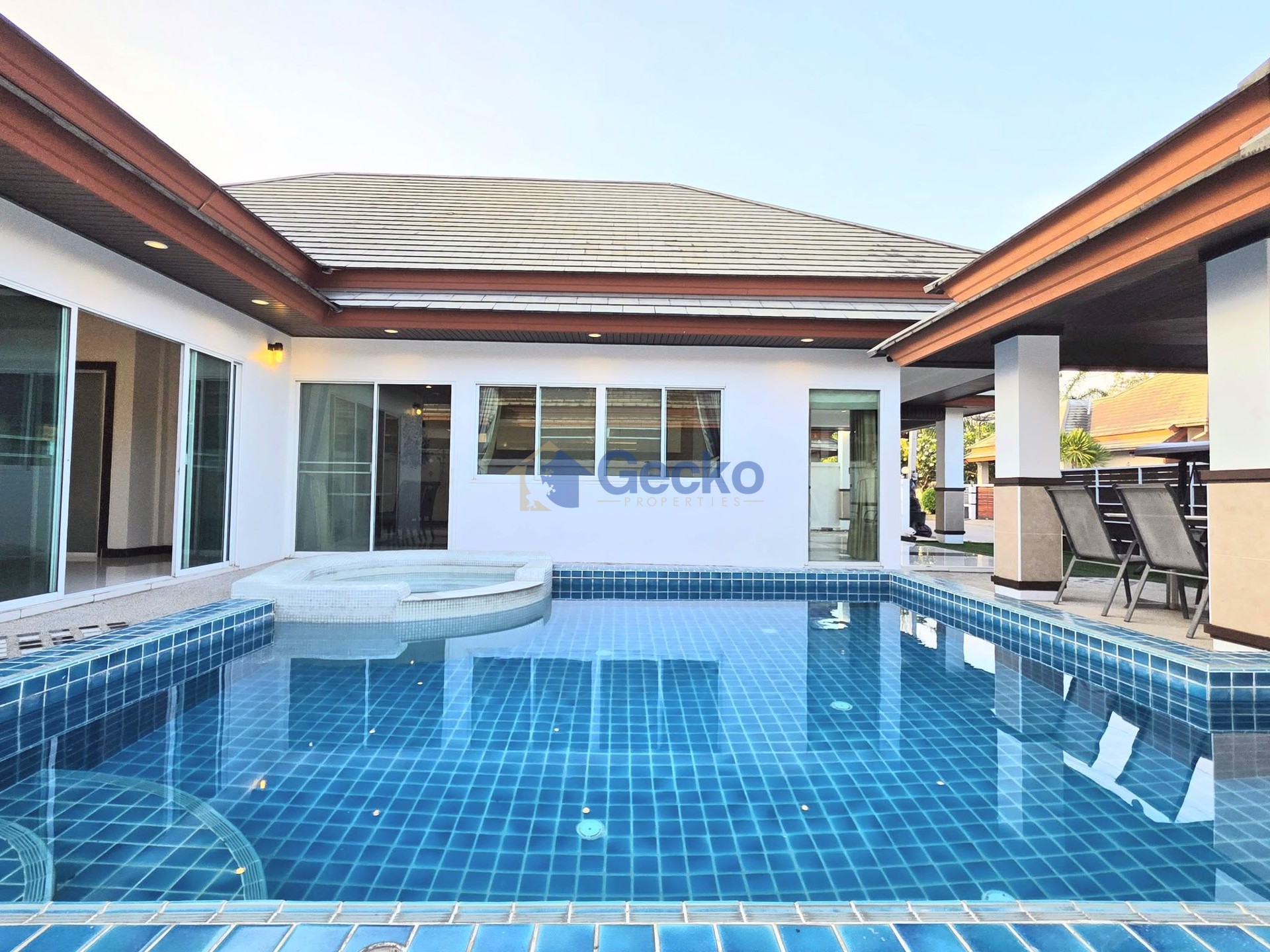 3 Bedrooms House in Piam Mongkhon Village   Huay Yai H013400