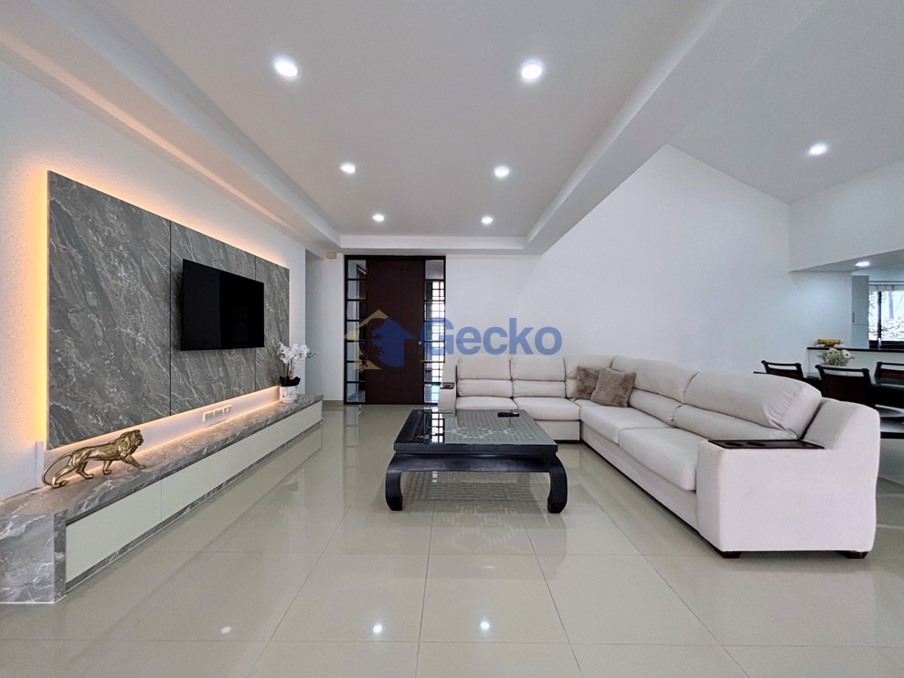 4 Bedrooms House  East Pattaya H013405 (Photo 3)