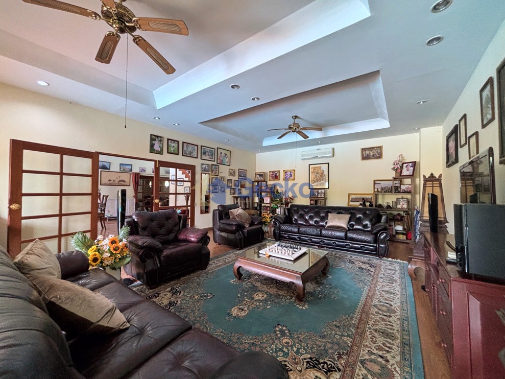 4 Bedrooms House  East Pattaya H007200 (Photo 3)