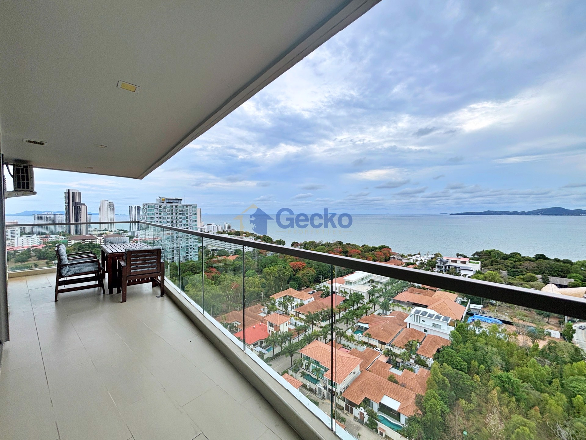 2 Bedrooms Condo in The Peak Towers Pratumnak C013439