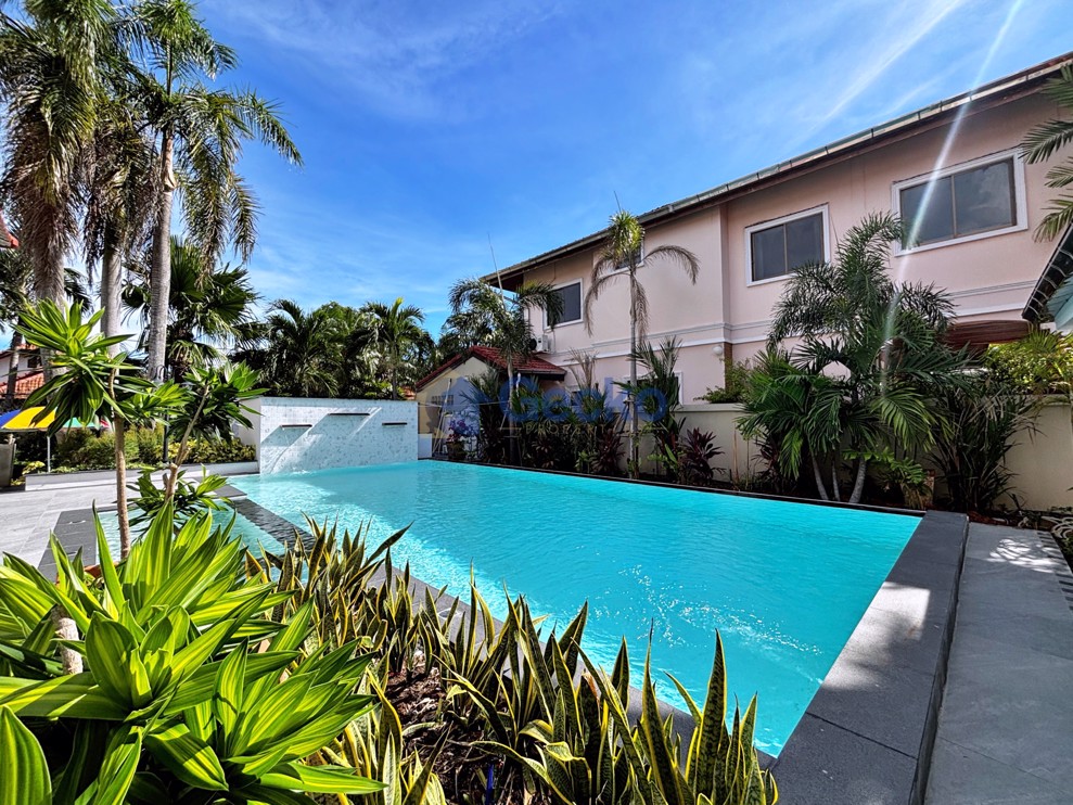4 Bedrooms House in Phanthip Village 2  East Pattaya H013455 (Photo 1)