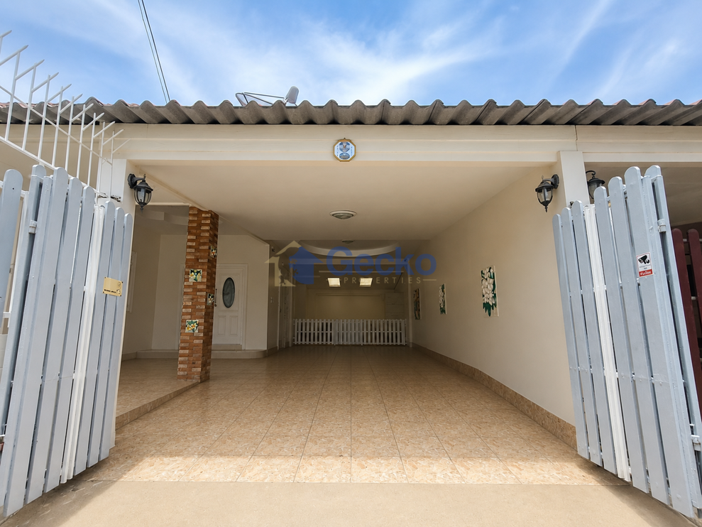 4 Bedrooms House in Chokchai Village 7  East Pattaya H011803 (Photo 1)