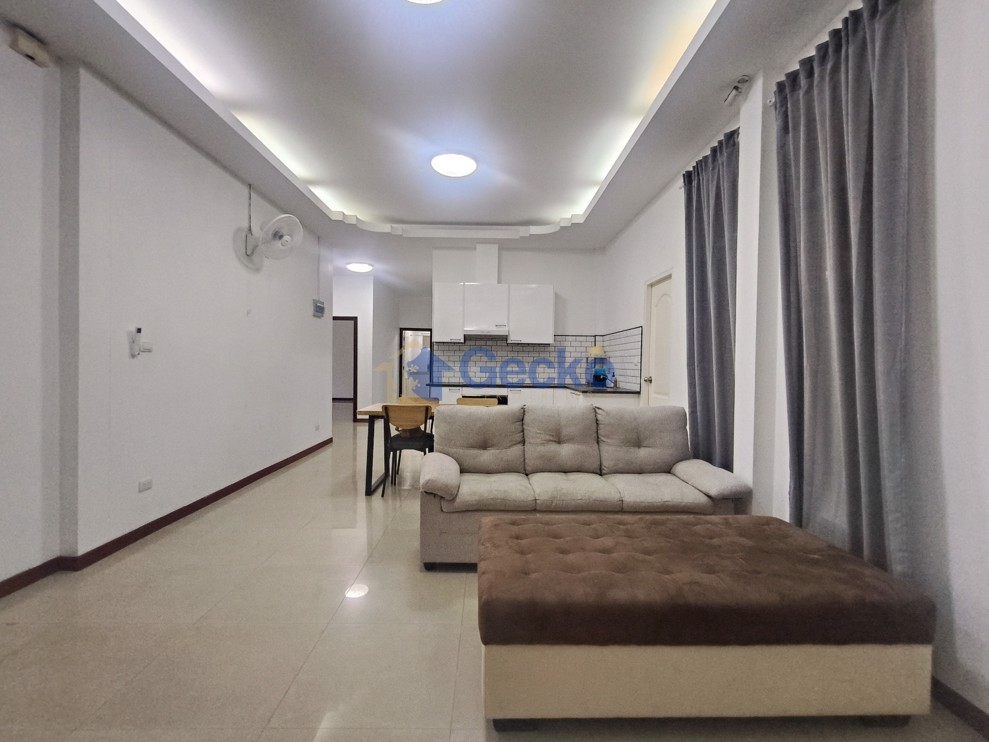 4 Bedrooms House in Chokchai Village 7  East Pattaya H011803 (Photo 3)