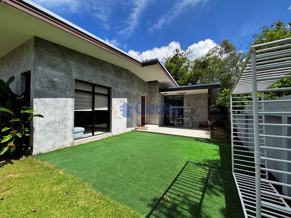 3 Bedrooms House  Bang Lamung H013502 (Photo 3)