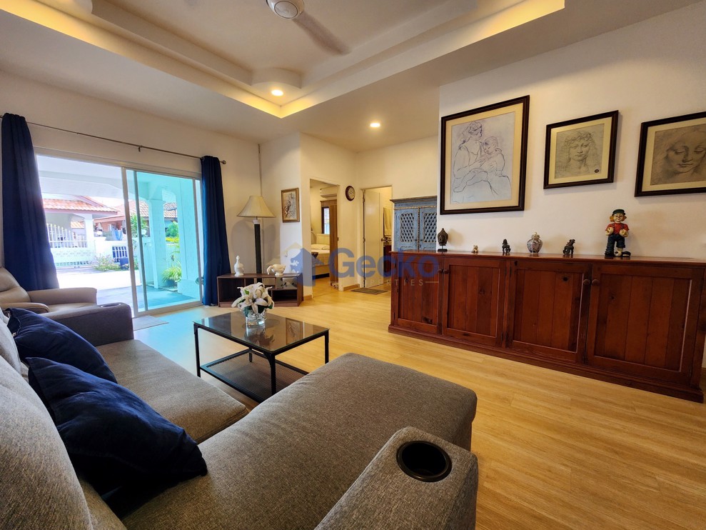 3 Bedrooms House in Rattanakorn 7  East Pattaya H013536 (Photo 2)