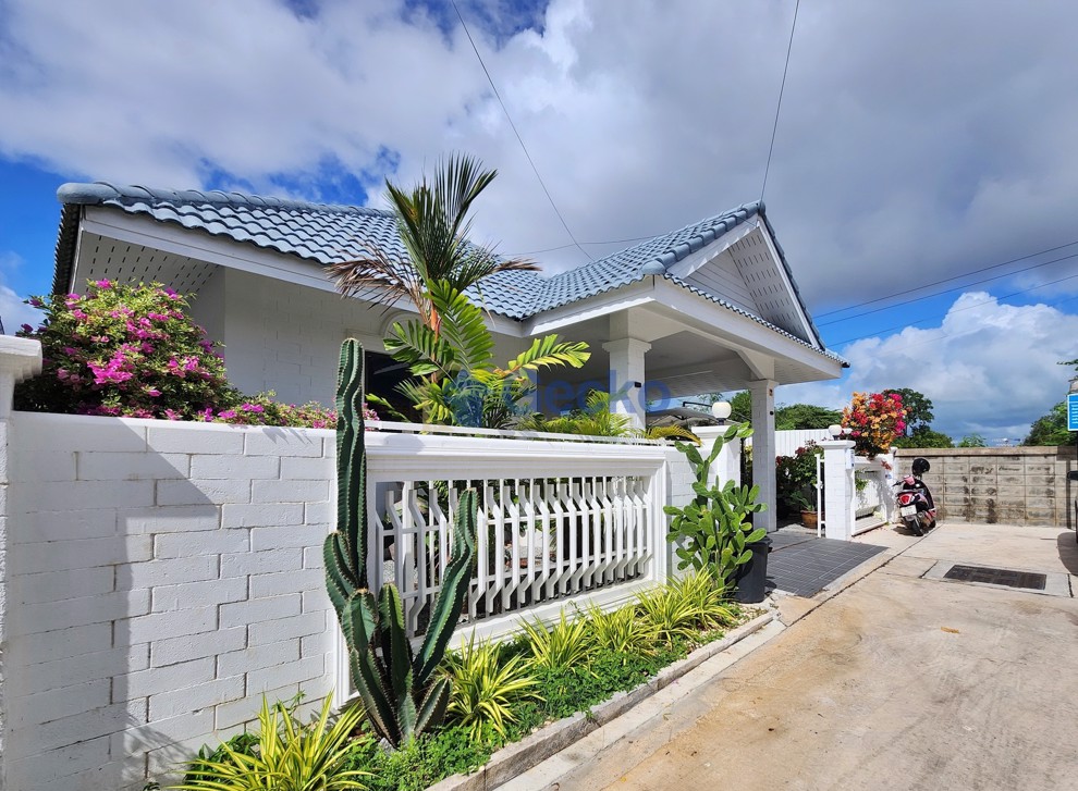 3 Bedrooms House in Rattanakorn 7  East Pattaya H013536 (Photo 1)