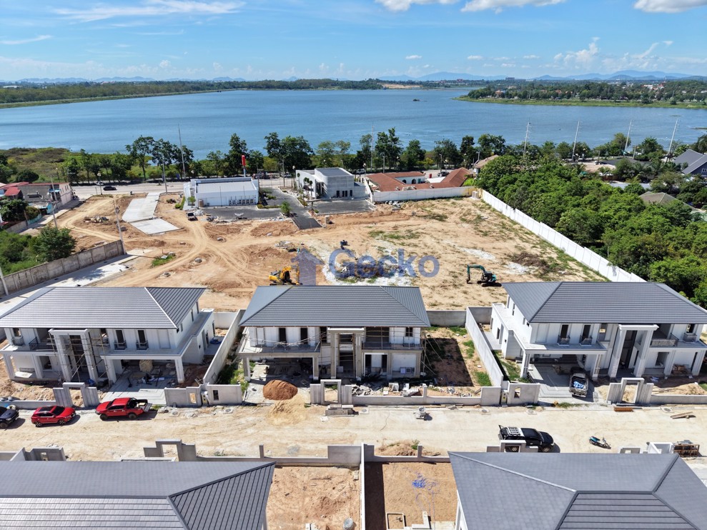 4 Bedrooms House in The Mabprachan  East Pattaya H012460 (Cover Photo)