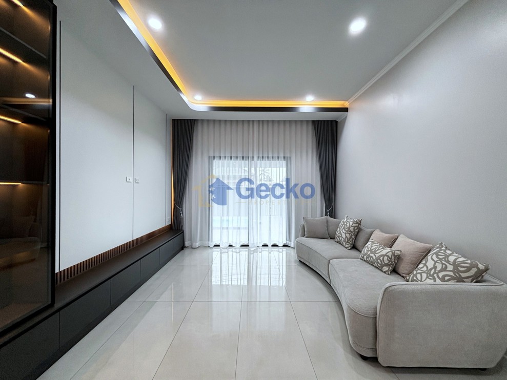 3 Bedrooms House  East Pattaya H013586 (Photo 3)